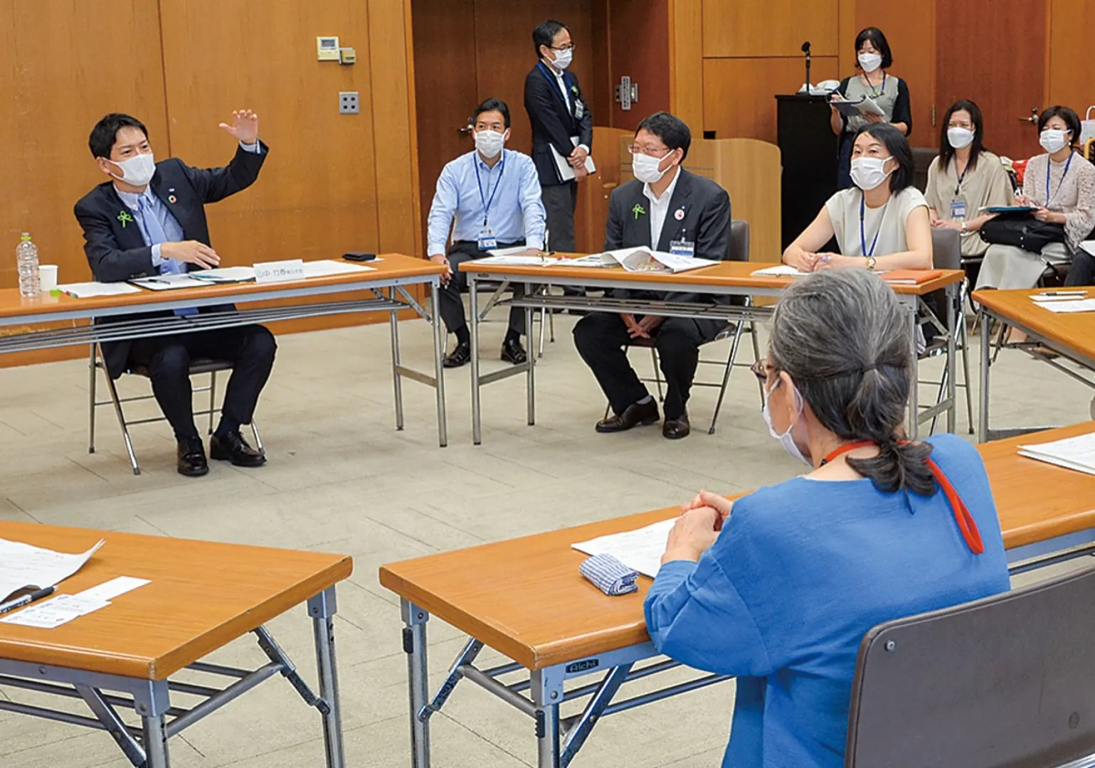 市長（左）と意見交換をする訪問員ら