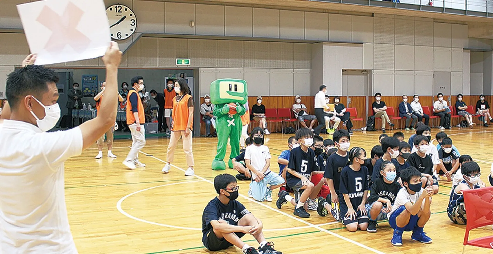 体育館で行われた租税教室＝横浜中税務署提供