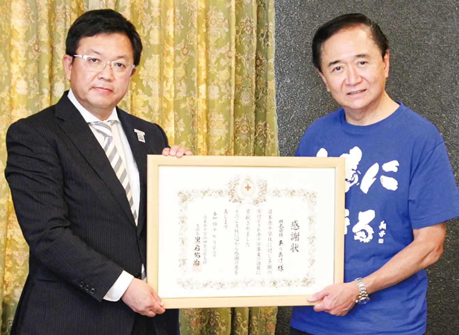 黒岩知事（右）から感謝状を受け取る堀越社長