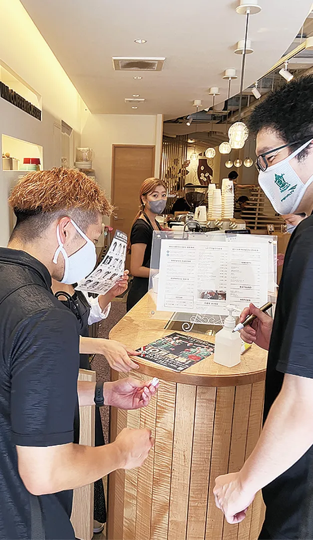 商店街へあいさつに回る選手たち