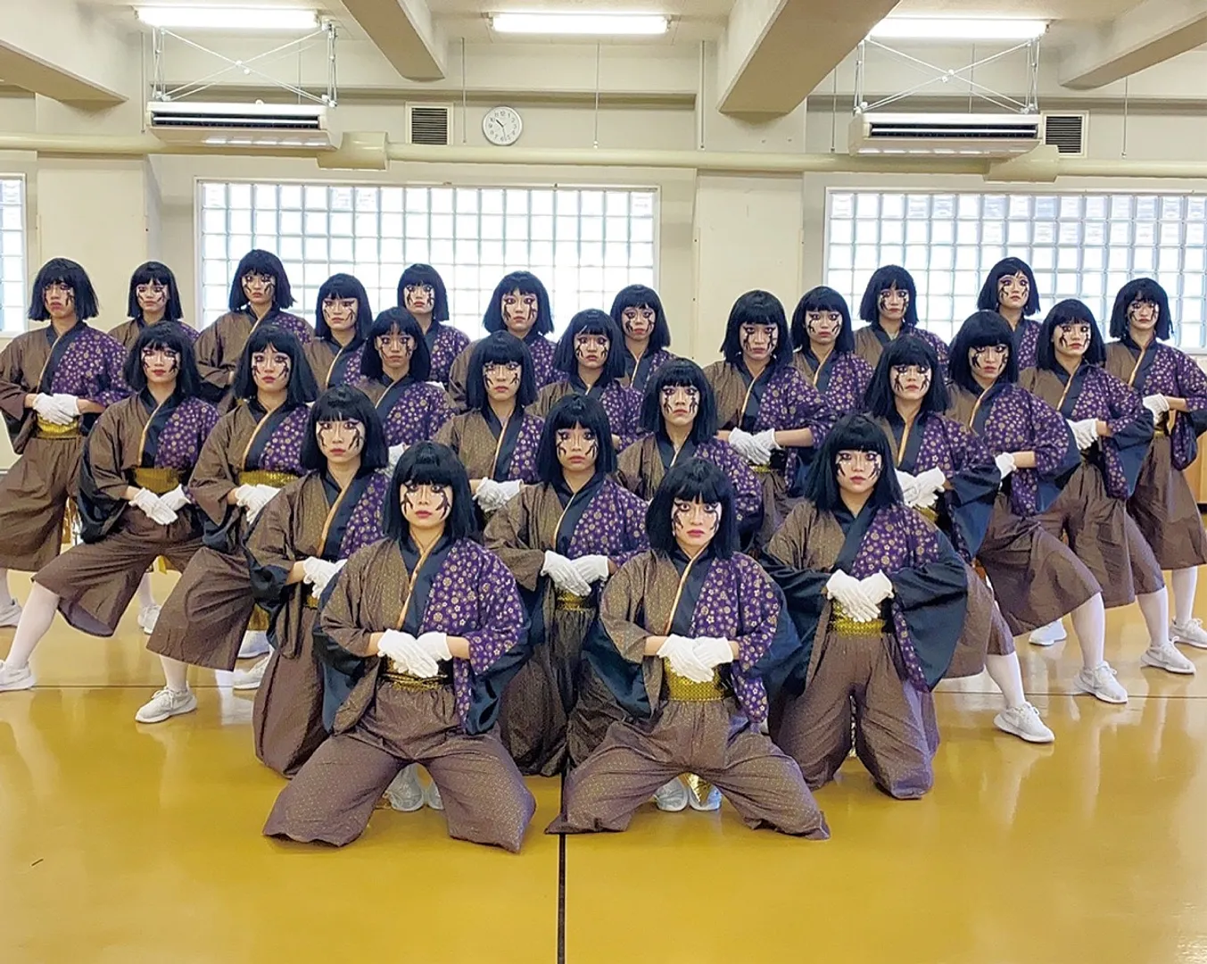 おかっぱ頭に和装の衣装でポーズを決める部員たち