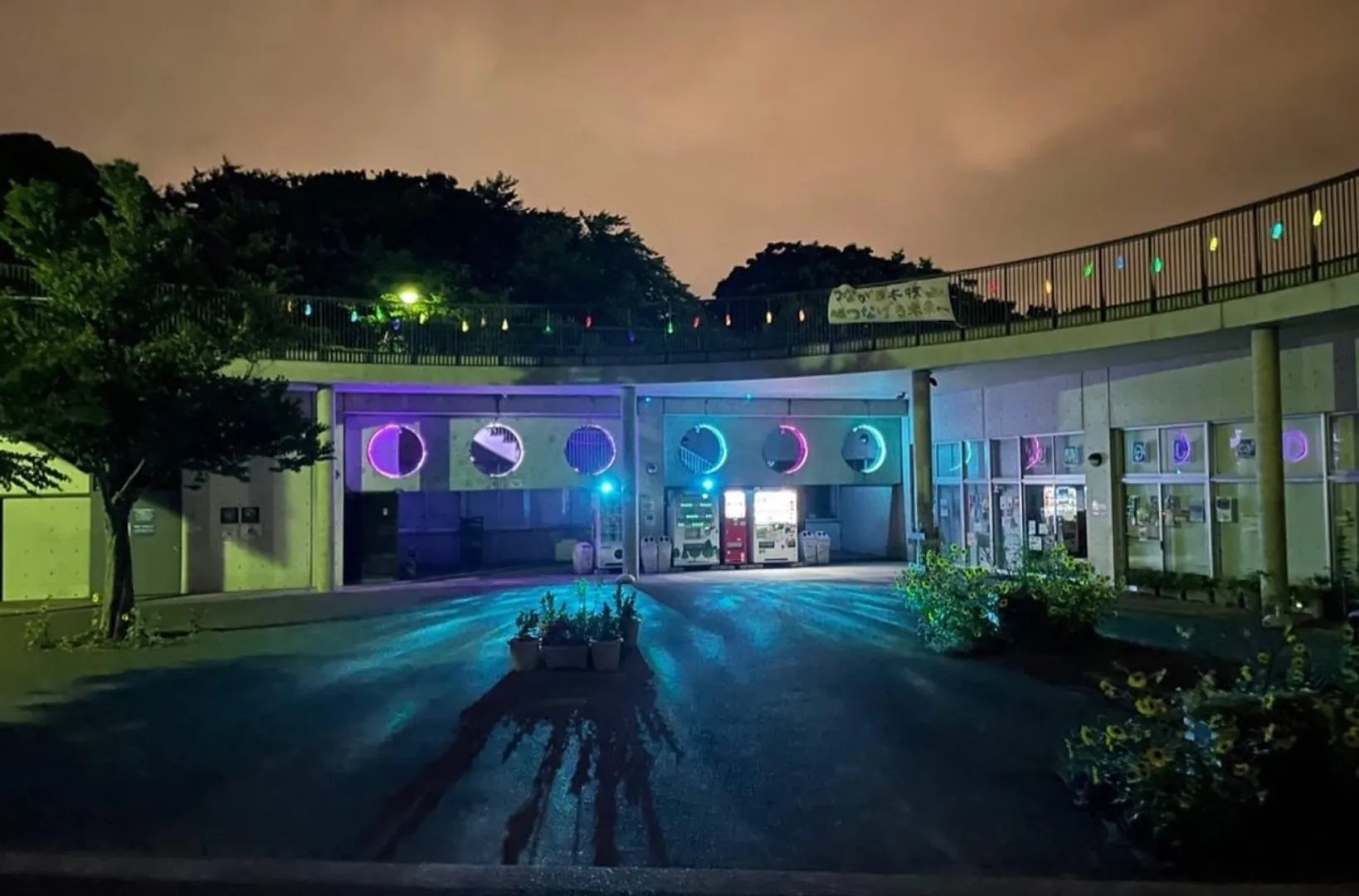 ライトアップされた山頂公園の管理事務所の様子＝写真はいずれも実行委員会提供