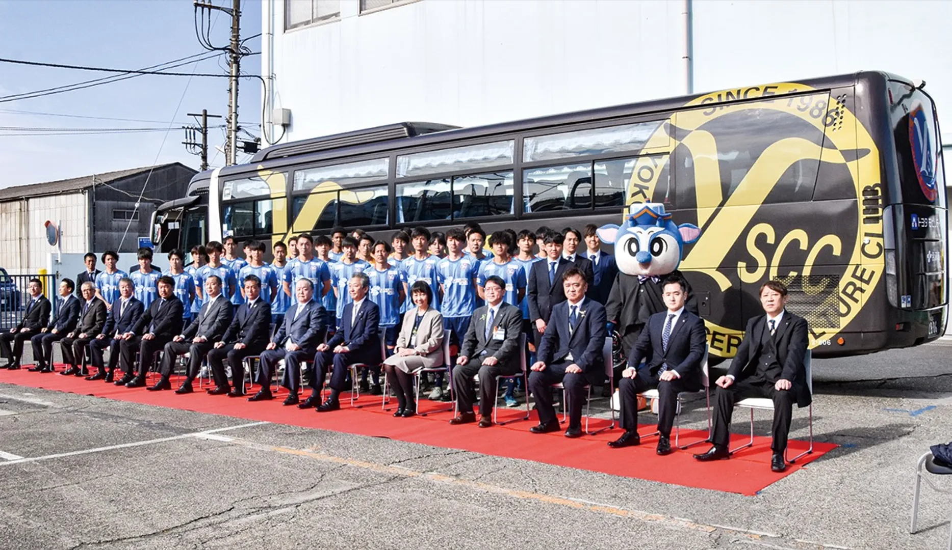 納車されたラッピングバス。式典には協賛企業や行政の関係者が参列した