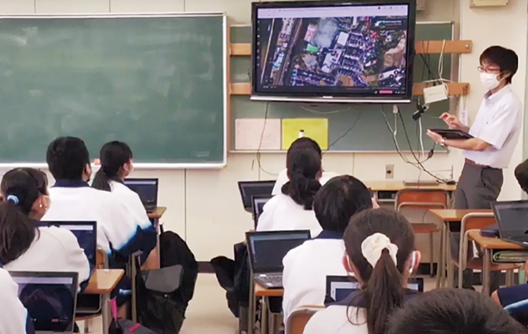 ＩＣＴを活用した授景（市教委提供）