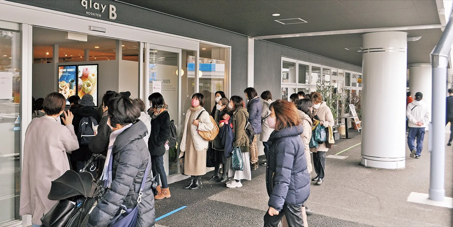 平日の開業だったが多くの人が訪れた星天クレイ