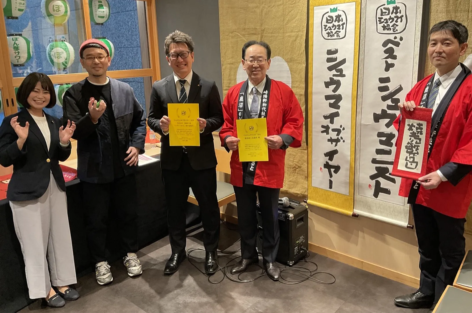 日本シュウマイ協会の代表を務めるシュウマイ潤さん（左から２番目）と受賞企業・団体の関係者ら