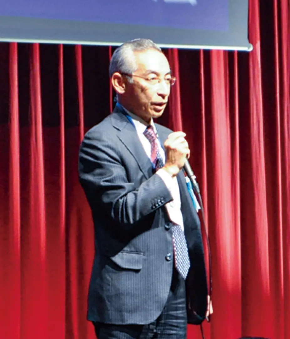 あいさつする秋山理事長