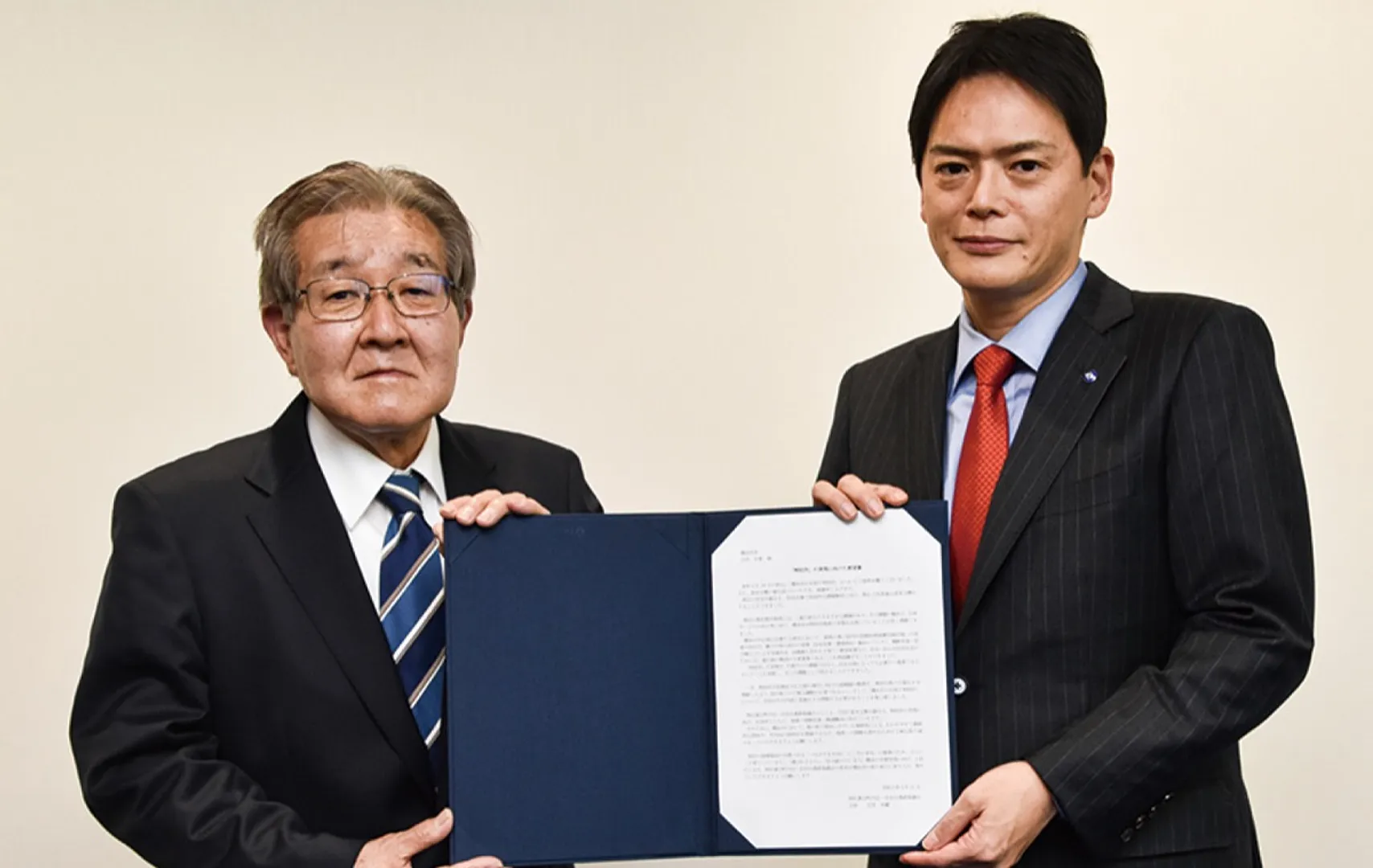山中市長に要望書を手渡す天笠会長（左）