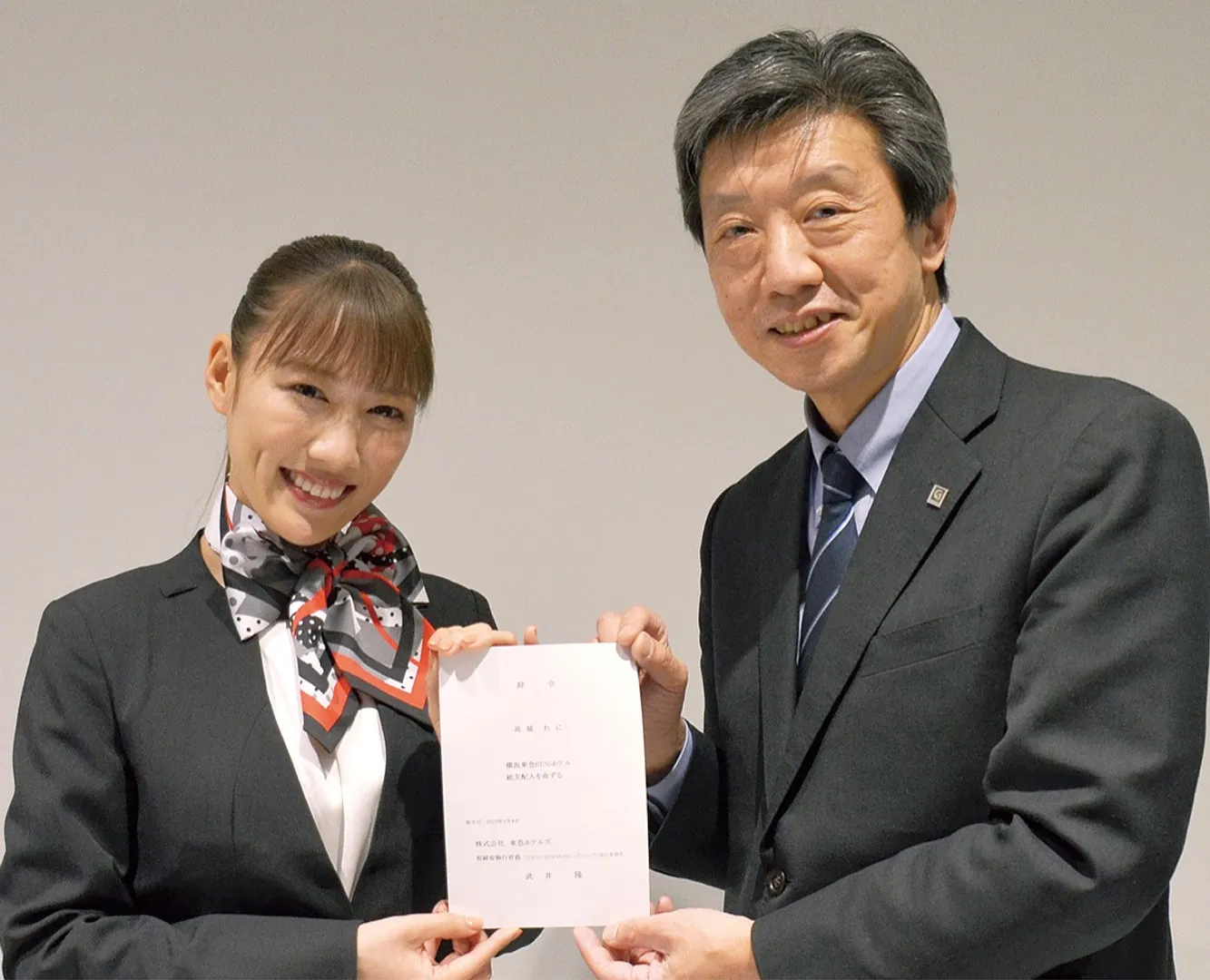 高城さんに「RENIホテル」総支配人の辞令を手渡す武井さん（右）