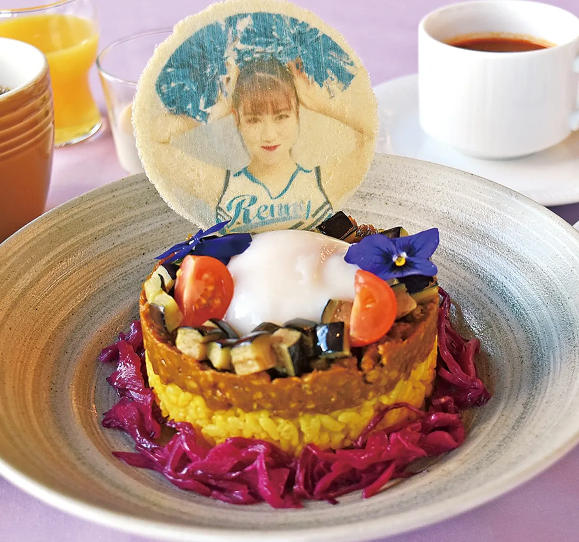 コラボメニューの一つ「れにちゃんの大好物！茄子とキーマカレー 紫に包まれて♡」（ランチ限定・事前予約）