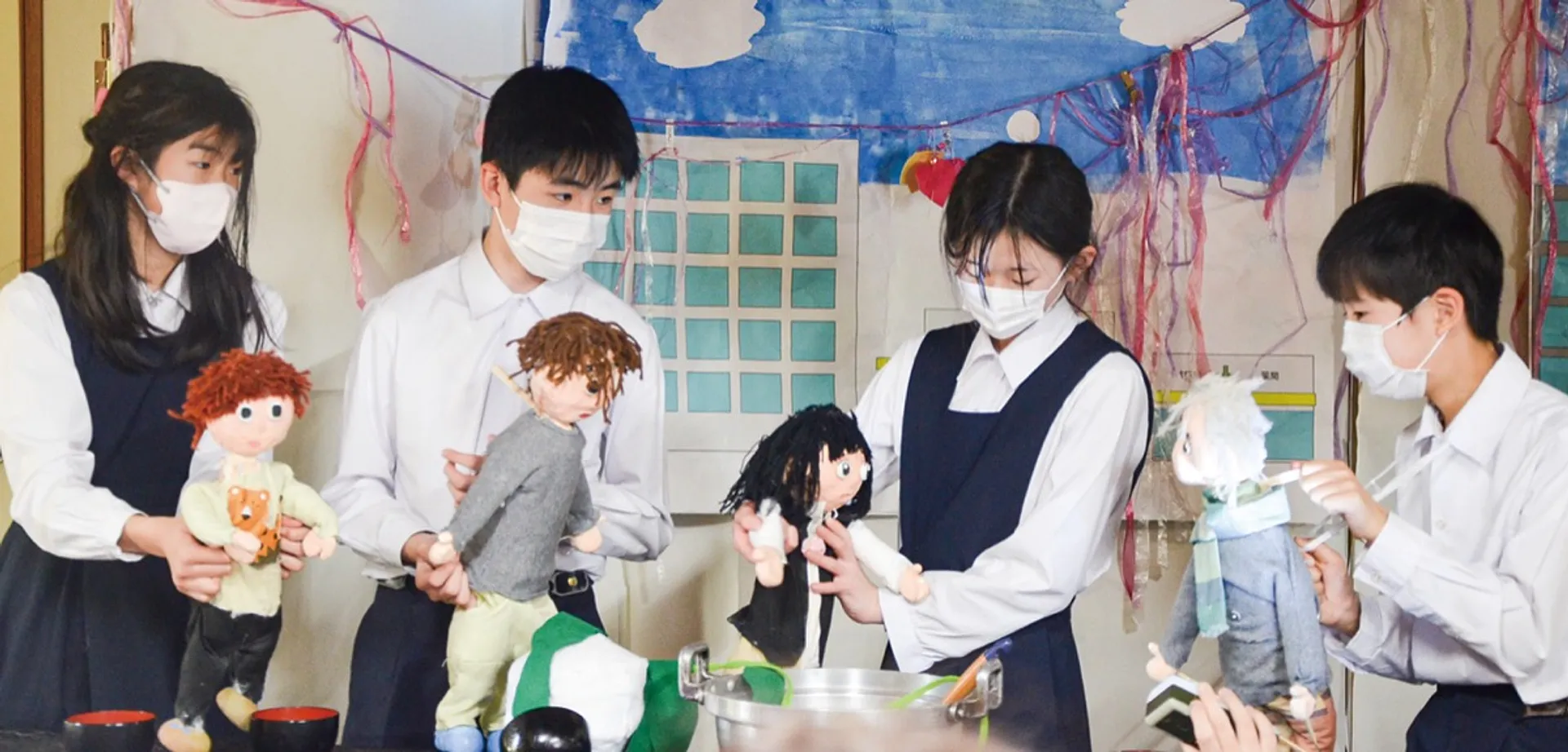 手作りのパペットで人形劇を披露する児童たち