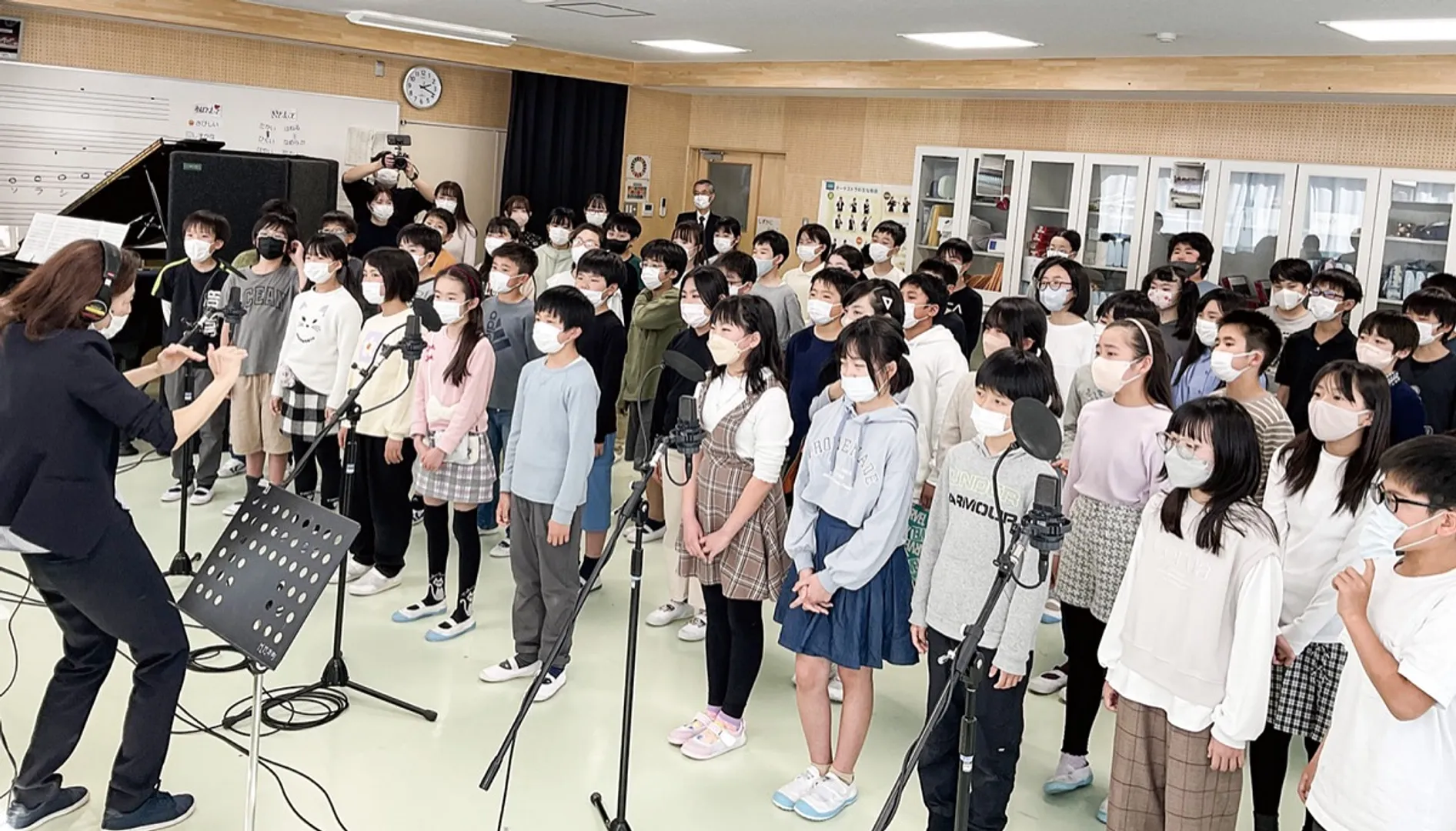 オリジナル校歌の収録を行う児童ら