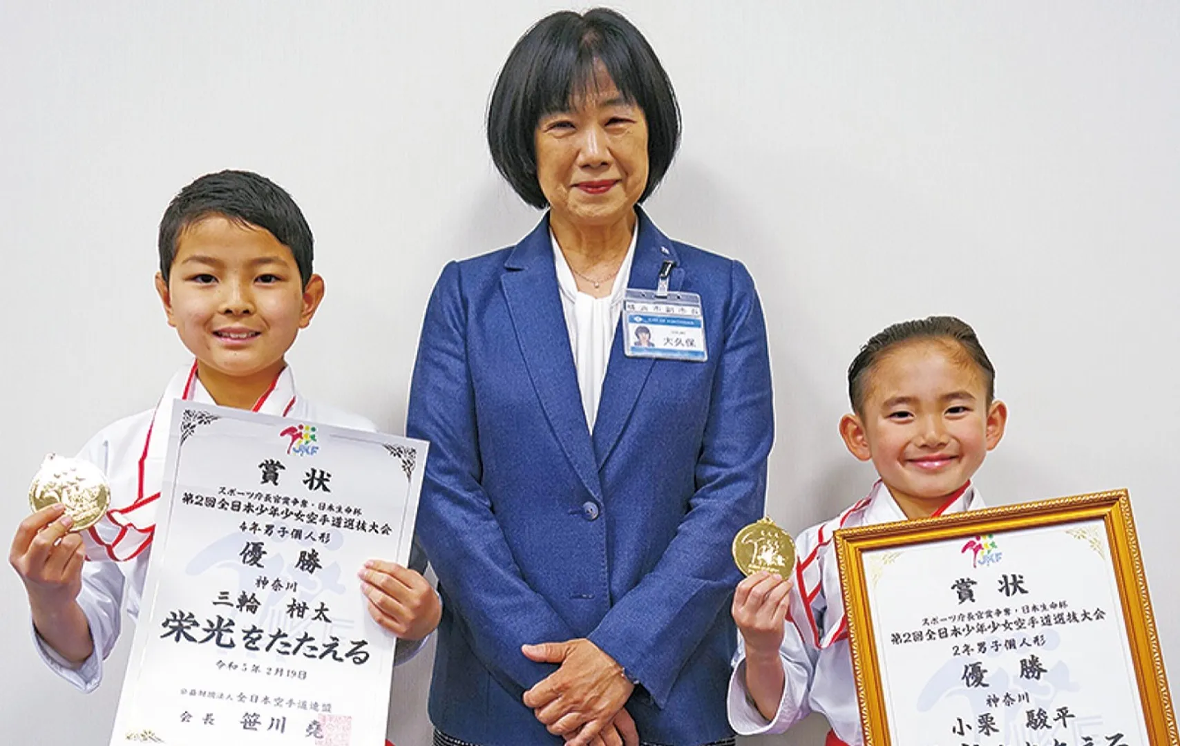 小栗くん（右）と三輪くん。中央は大久保副市長