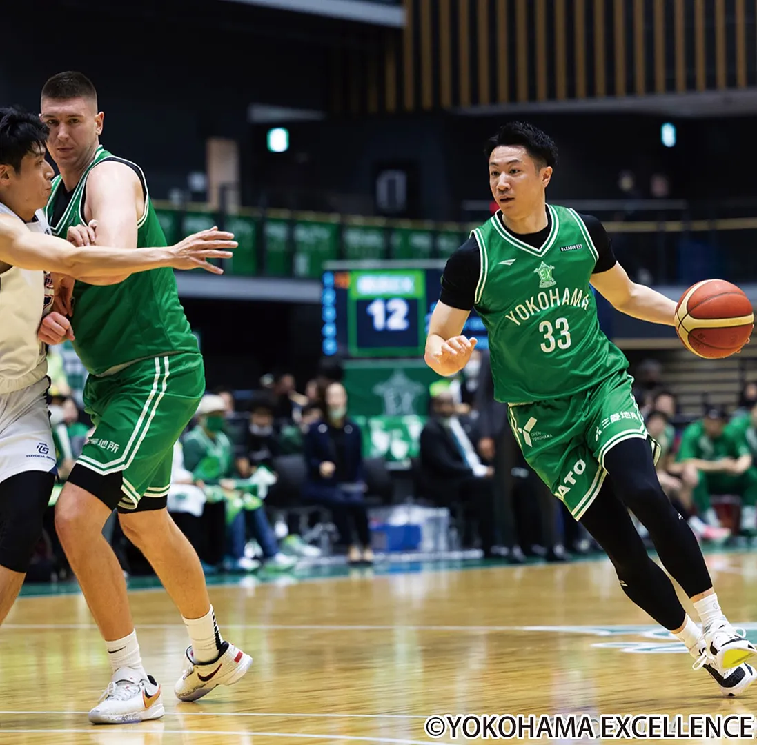 キャプテンの俊野達彦選手（右）