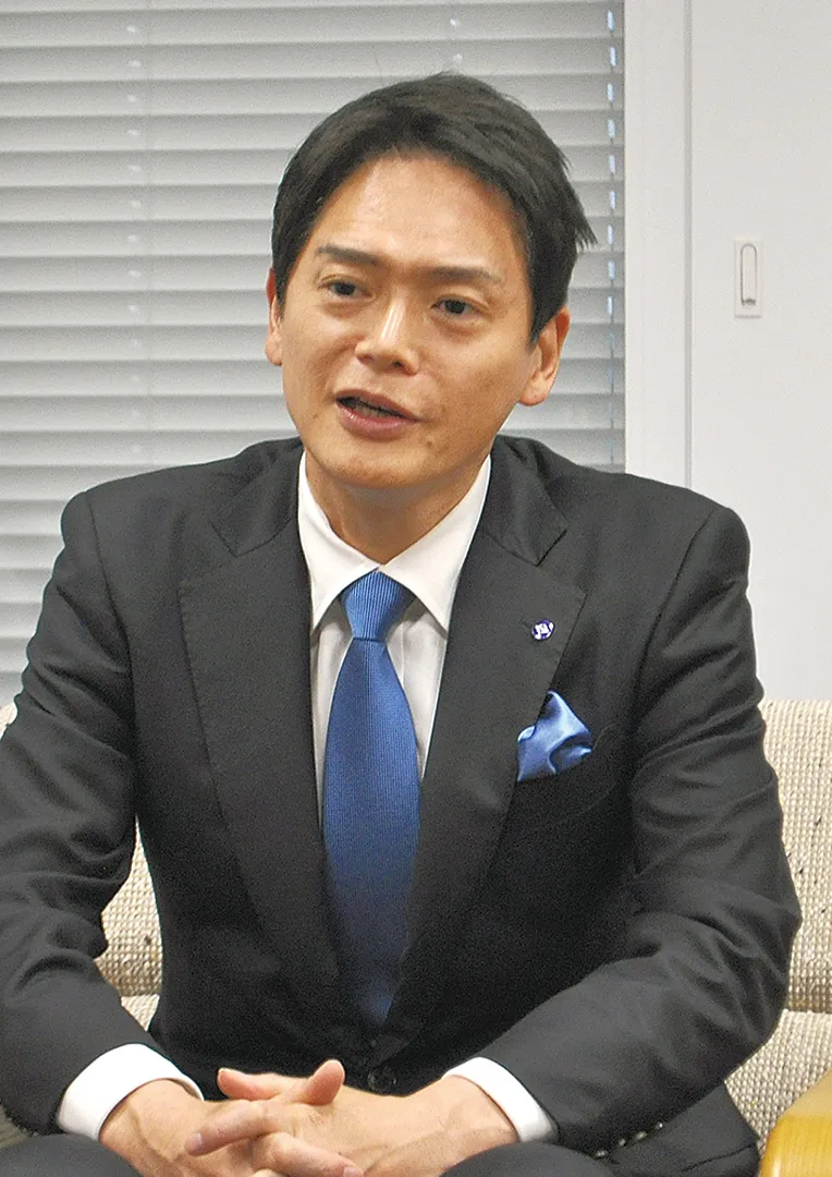 インタビューに応じる山中市長