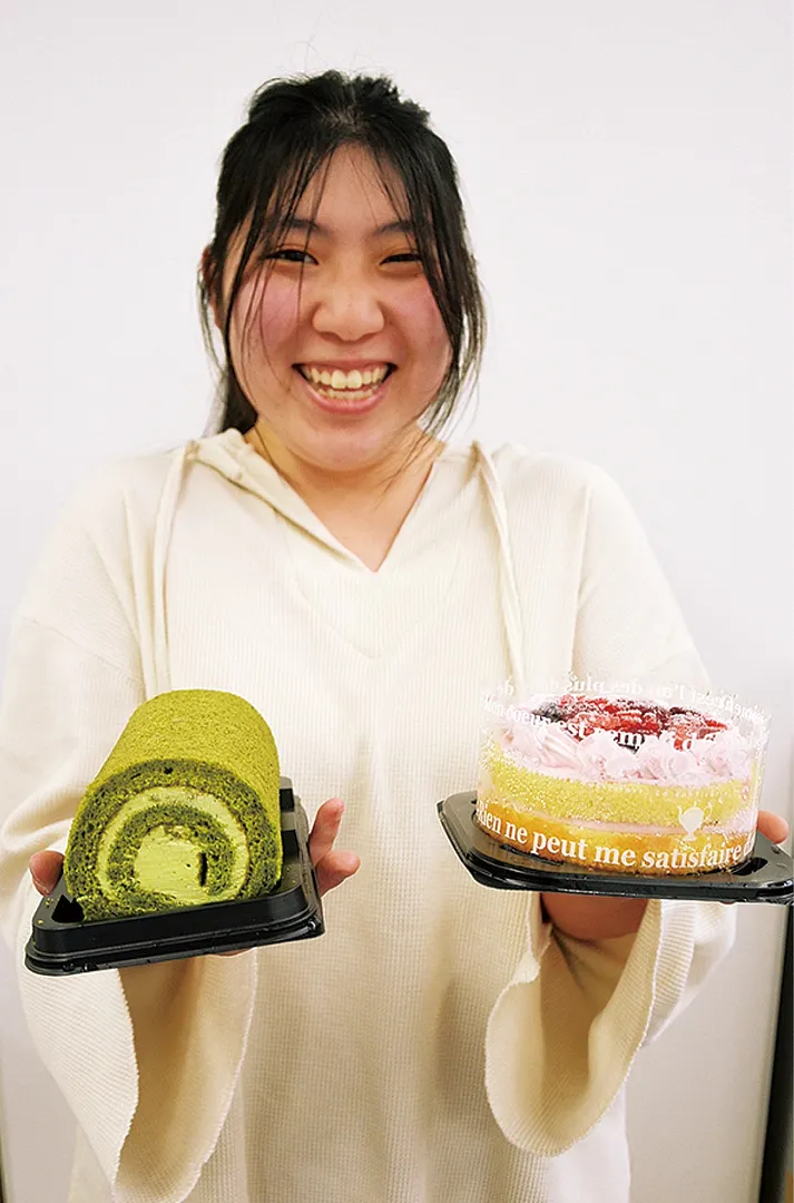 利用者が手にする販売中の抹茶とイチゴのケーキ