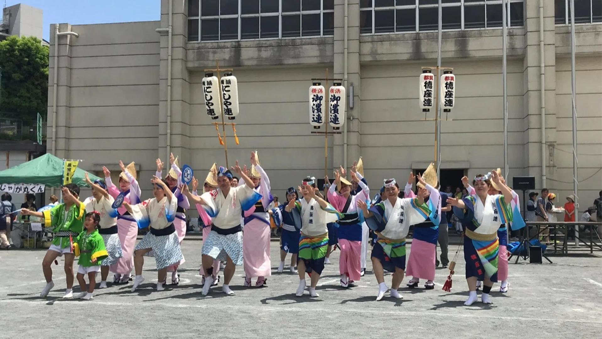 稲荷台小学校で行われた第三地区「ふれあい春まつり」で踊りを披露する藤棚阿波おどりのメンバーら