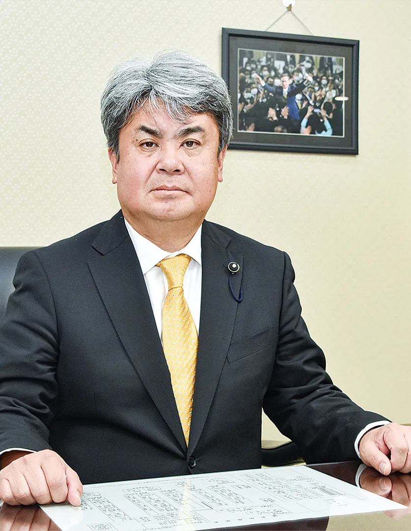 議長室の執務席に座る加藤氏