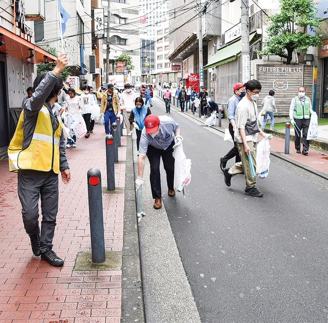 街路に落ちているごみを拾う参加者ら＝西区南幸