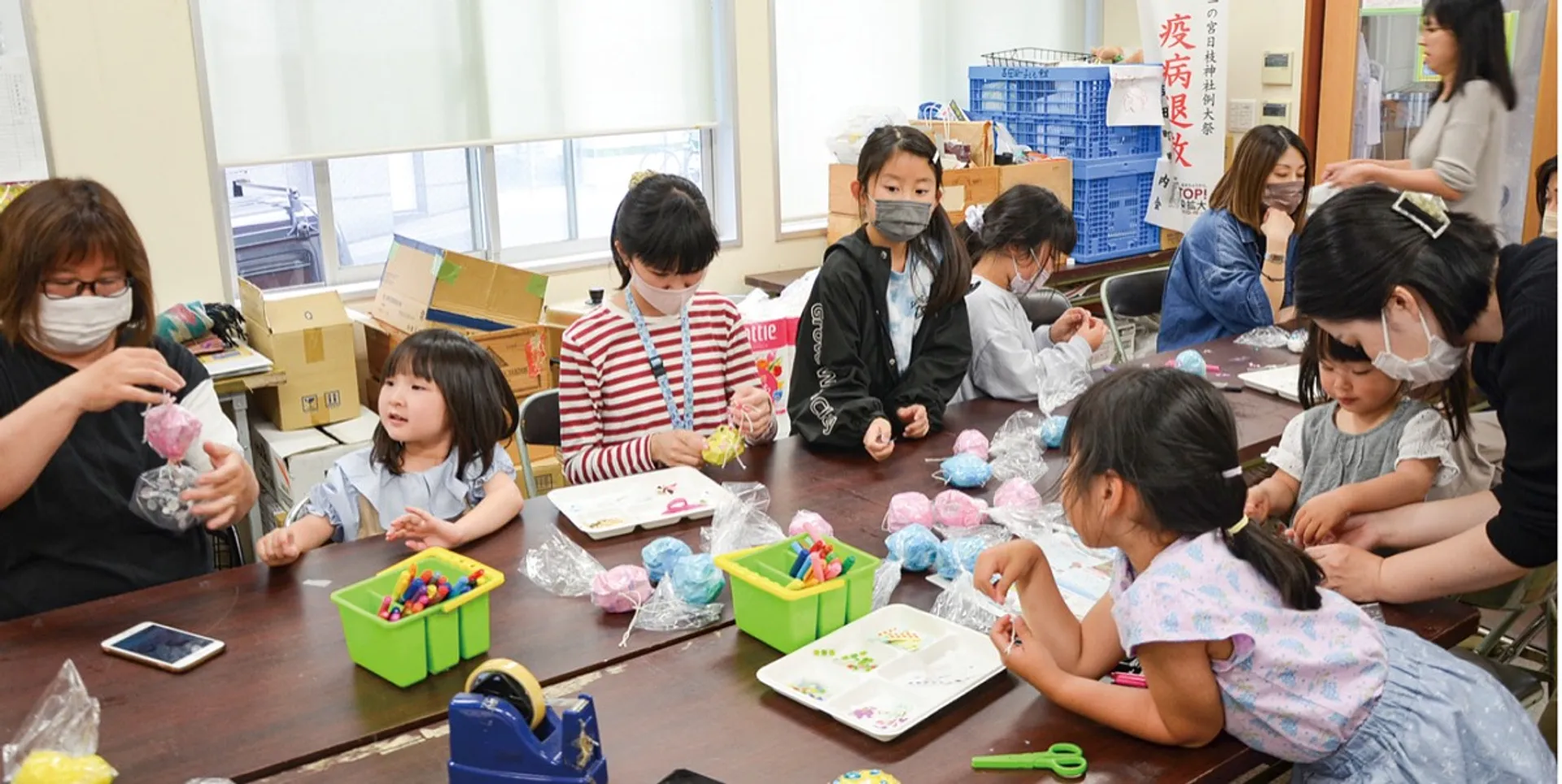 町内会館の中で工作を楽しむ親子たち。ワークショップだけの参加も可能
