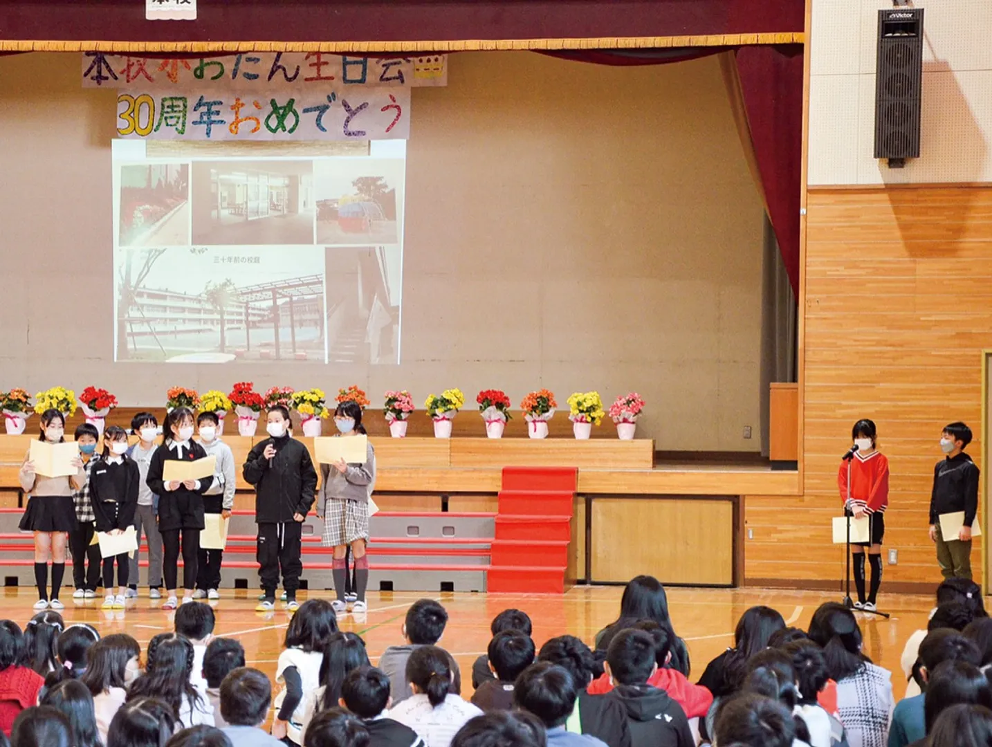 ３年生から６年生までが学校について調べたことを発表。低学年はステージ装飾や来賓の名札作りなどに携わった（写真は５年生の発表の様子）