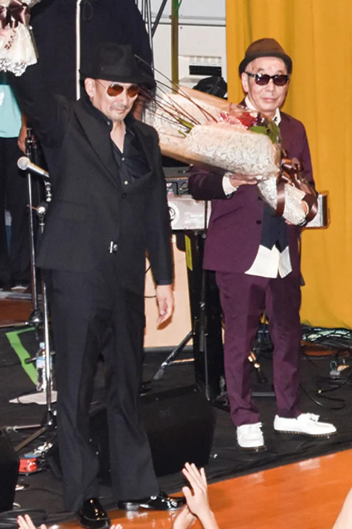 出演したチーボーさん（右）と横山剣さん