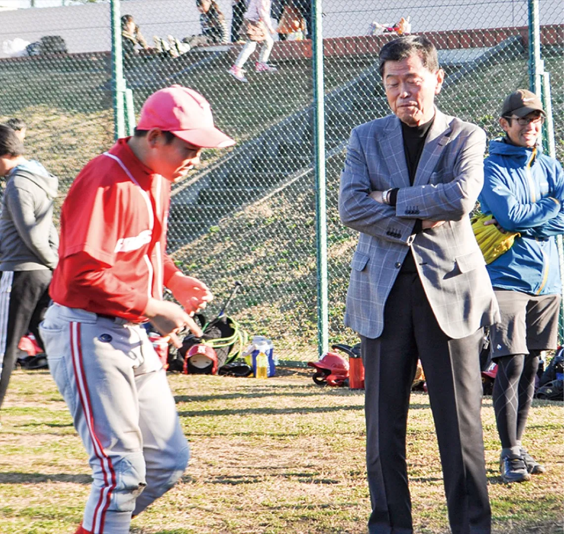 渡辺前監督(右)が指導