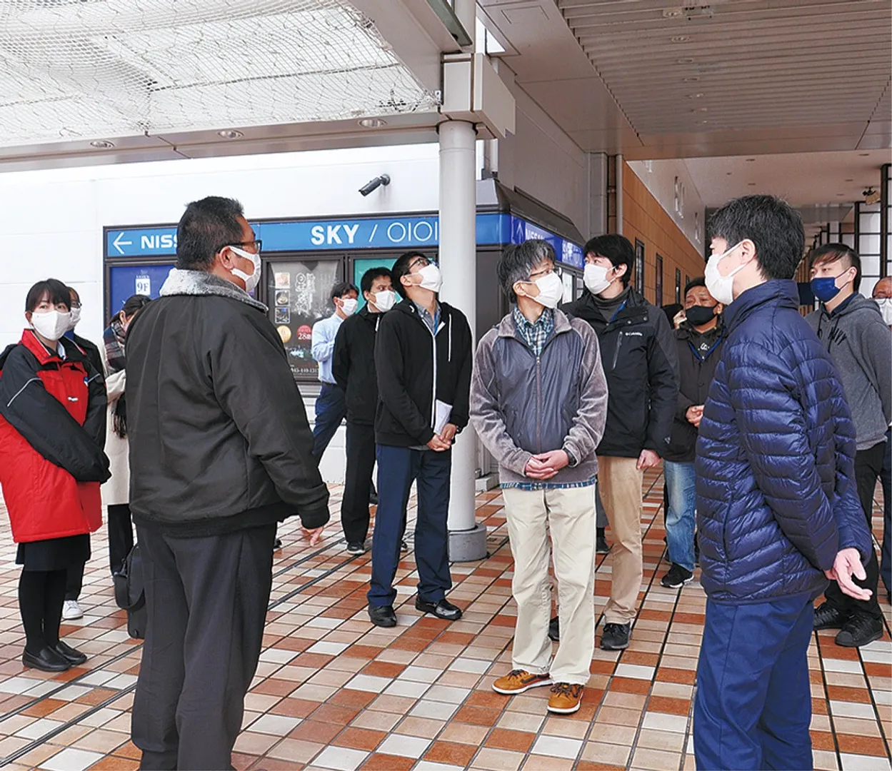 避難経路を確認する係員ら