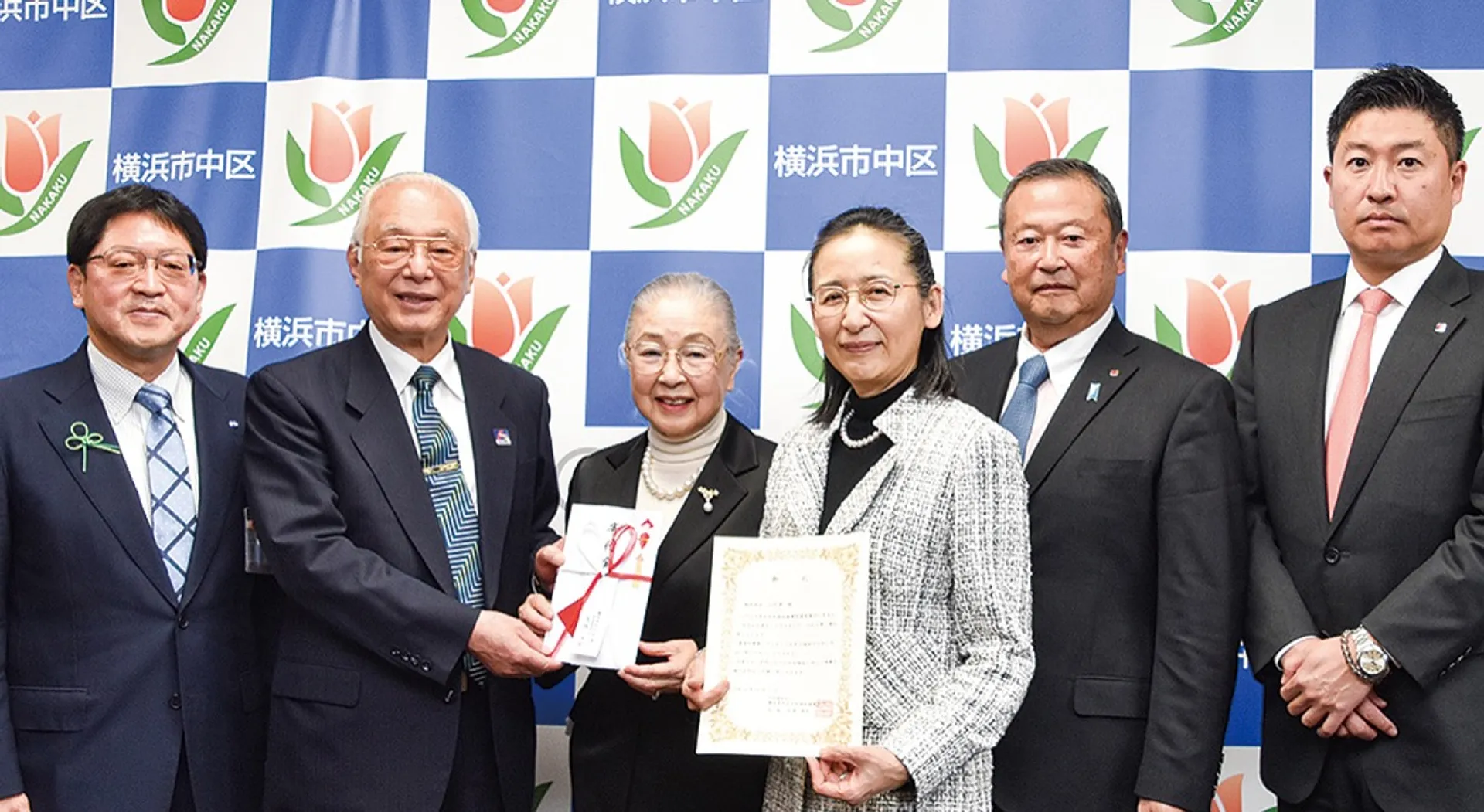 高橋会長（右から２人目）と出迎えた（左から順に）小林英二中区長、松澤秀夫中区社協会長