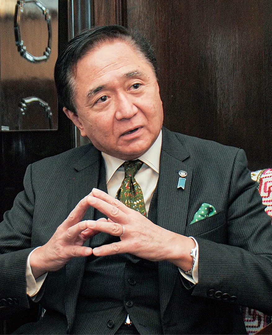 インタビューに答える黒岩知事