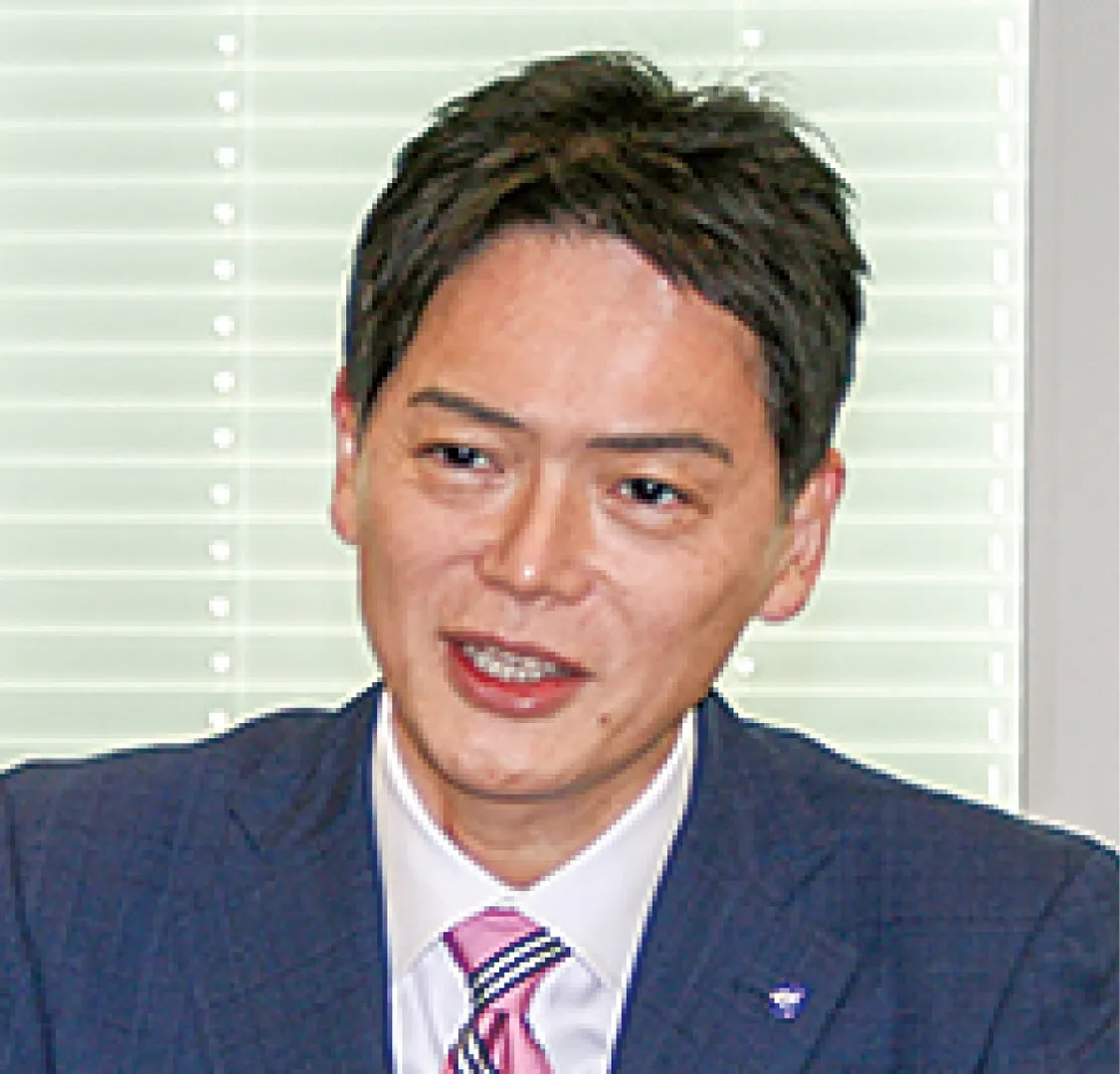 取材に応じる山中市長
