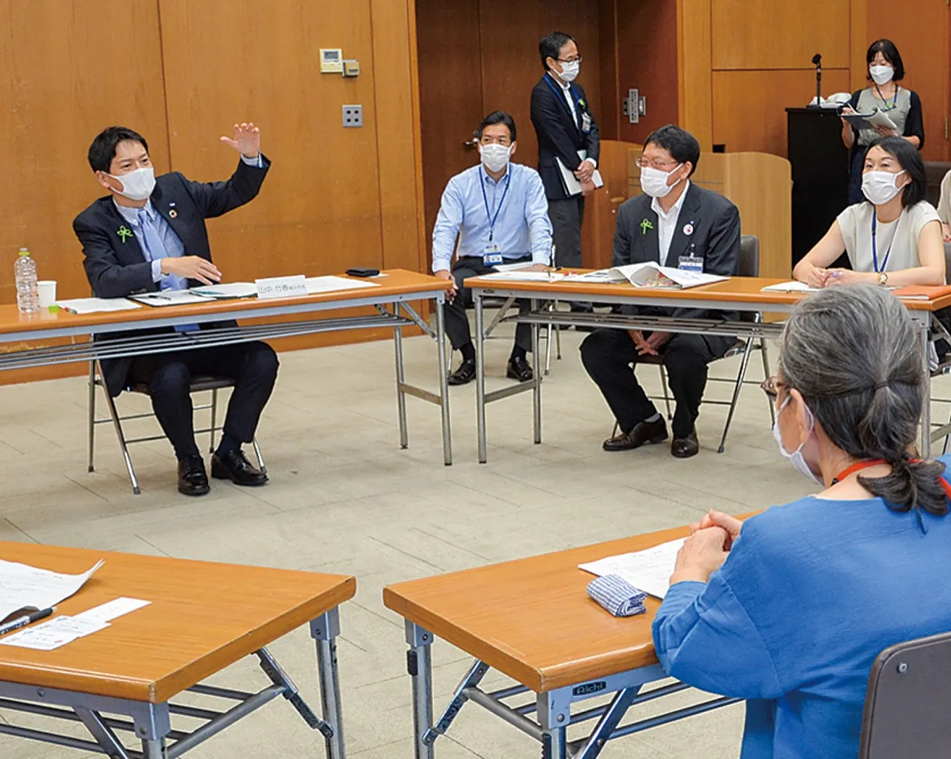 子育てをテーマに市民と対話する取組の一環で、中区の「こんにちは赤ちゃん事業」の訪問員らと意見を交わす山中市長＝昨年７月