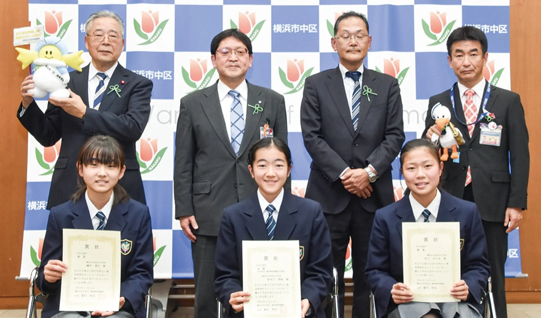 賞状を手にする中学生部門の入賞者（前列／６人中３人は欠席）