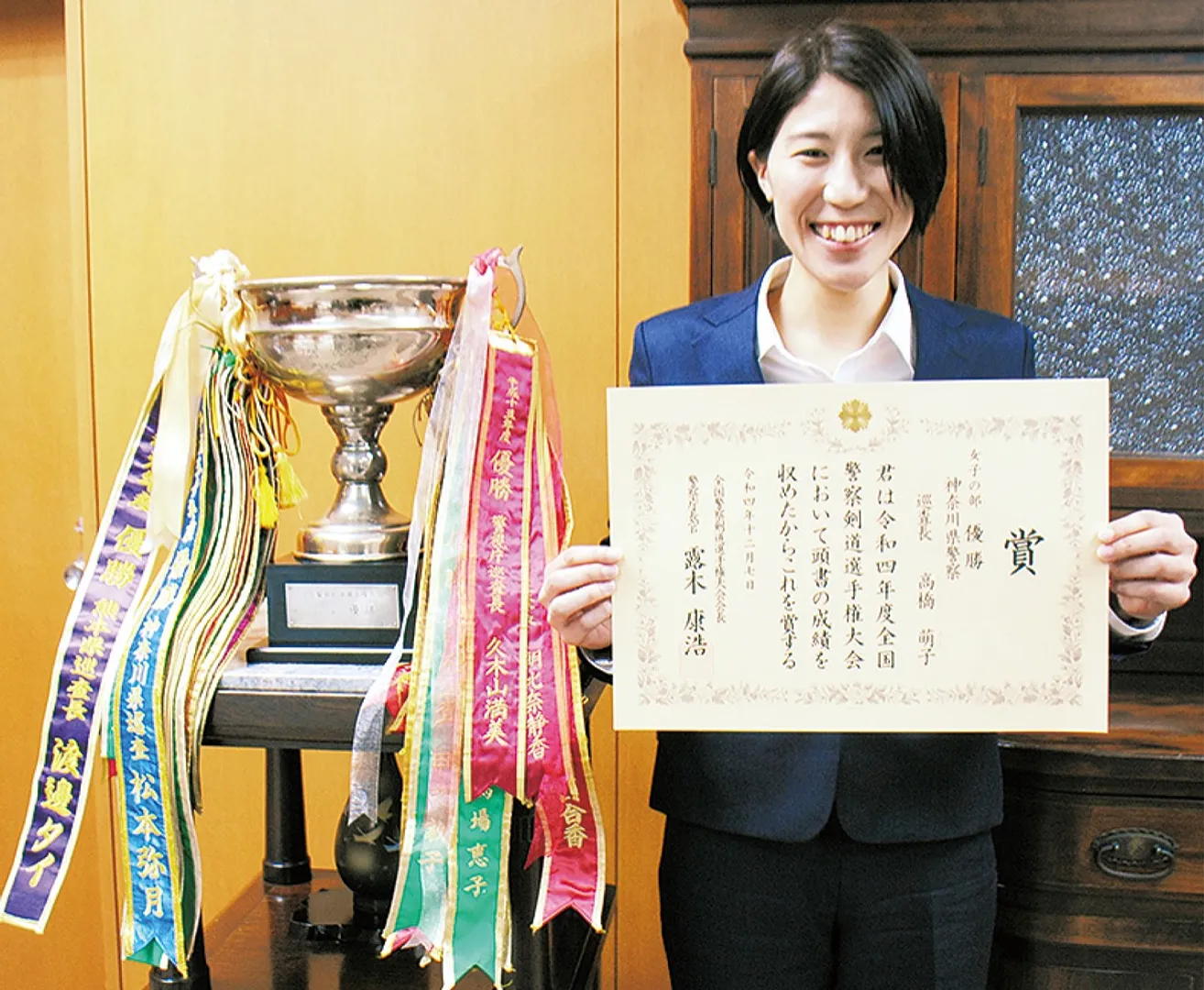 賞状を手に笑顔の高橋さん