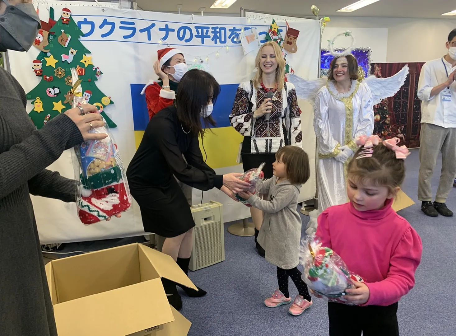中村会長から菓子の詰め合わせが手渡された