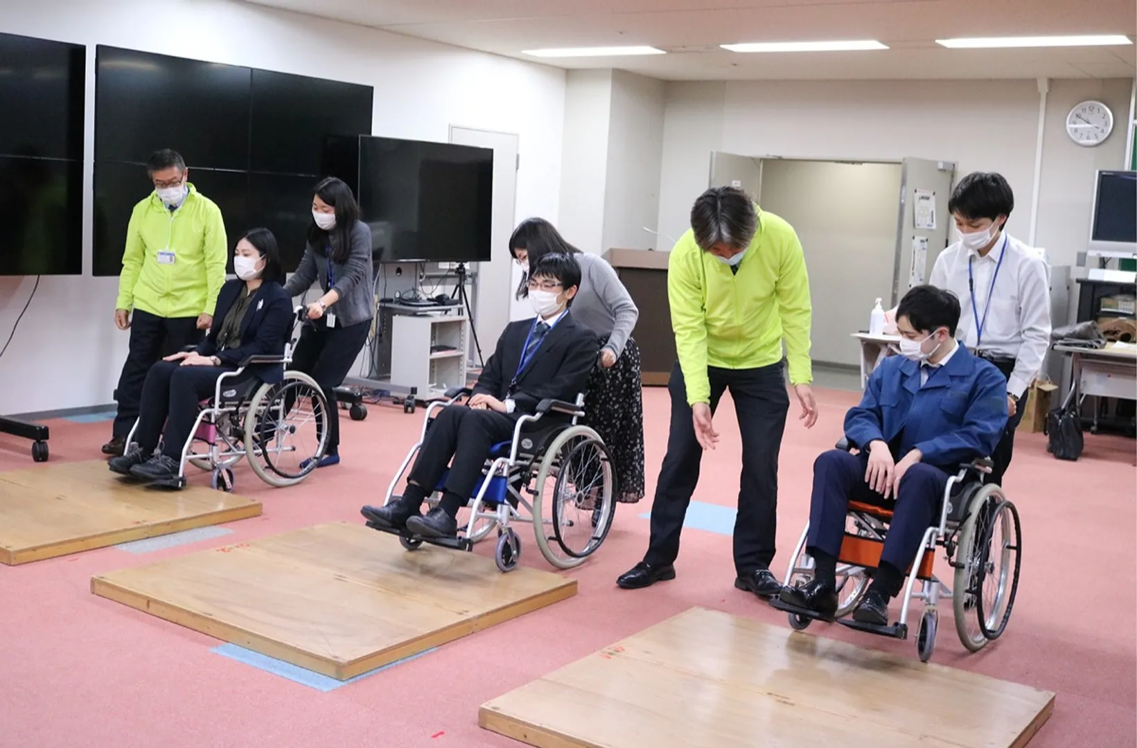 段差を使った車いす体験