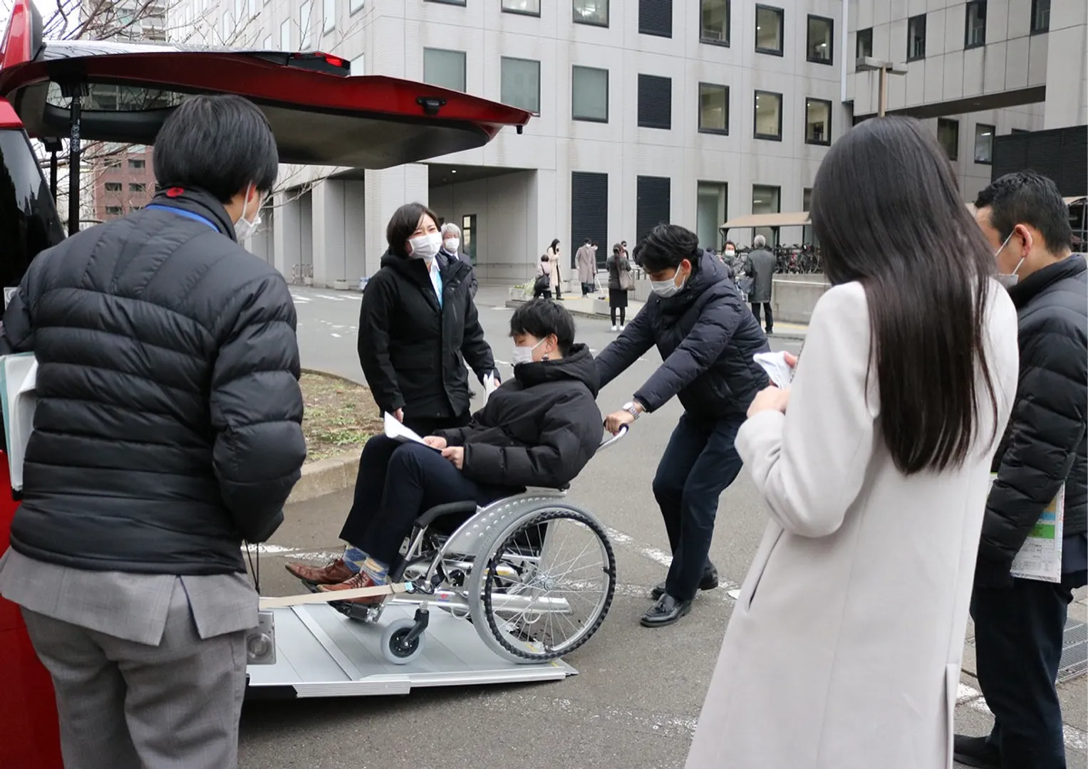 実際の福祉車両を活用して車いすの操作方法を学んだ