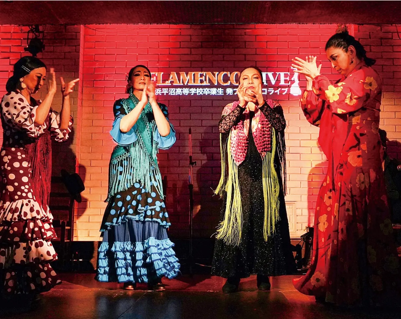 今回ライブで初共演を果たした４人。歌やギターの音楽と一体になり情熱的に踊った（上下写真は同校77期生・三小田智子さん撮影）