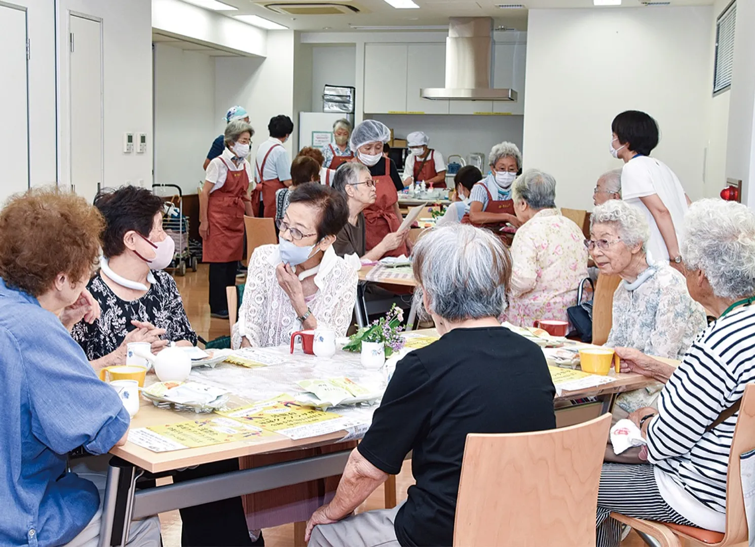 ４年ぶりの再会に会話が弾む参加者たち（おひさまプラザ）