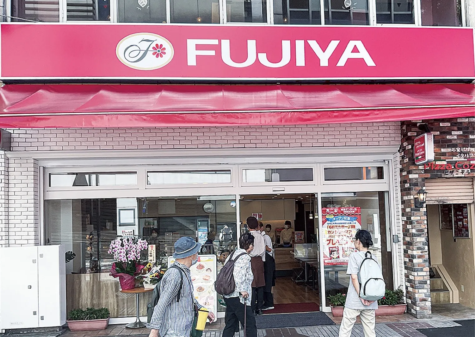 旧店舗を出て左手数十メートルの場所にオープンした仮店舗