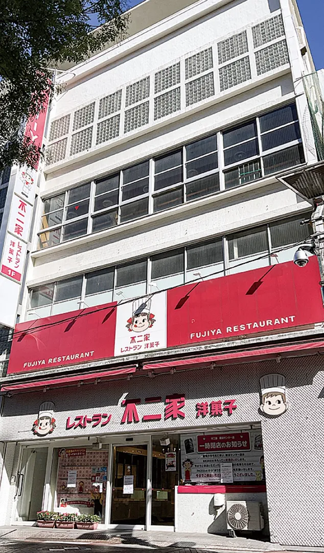 ガラス張りが特徴的な旧店舗