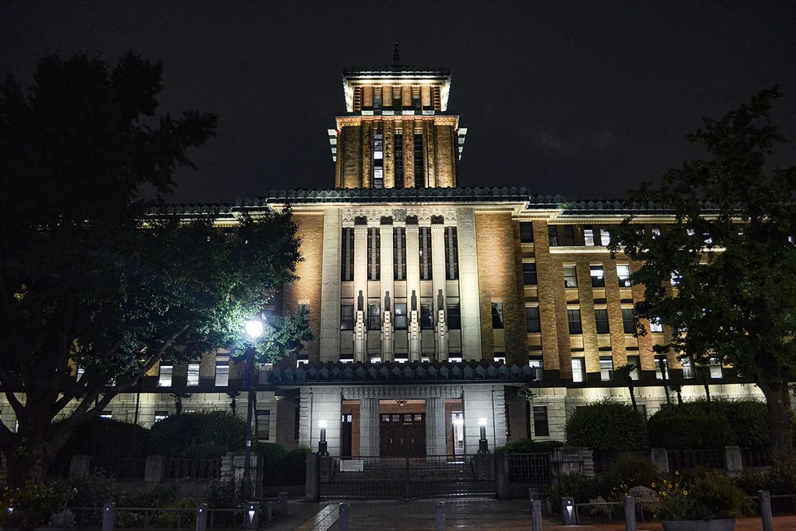 ゴールドにライトアップされた神奈川県庁