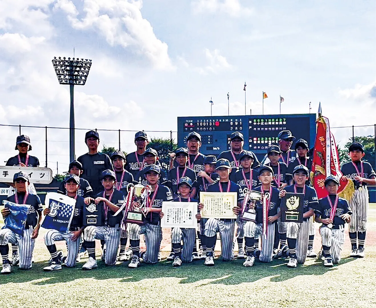 試合後の選手たち＝山手メイツ提供