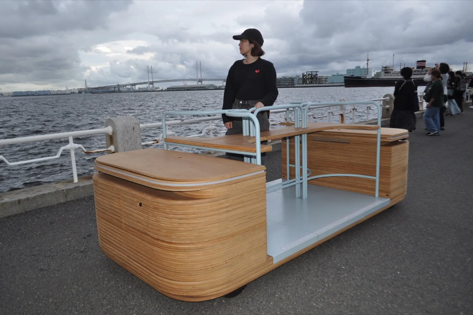 横浜ならではの景色を眺めながら移動する「iino」