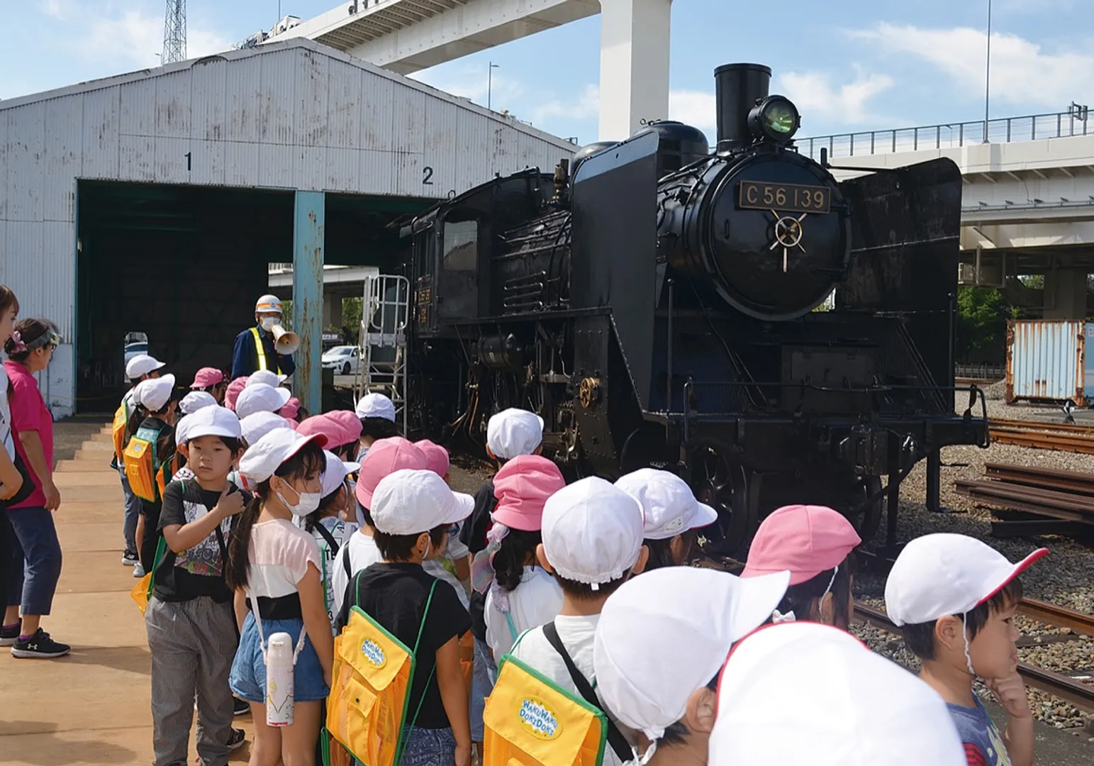駅に集まった児童ら