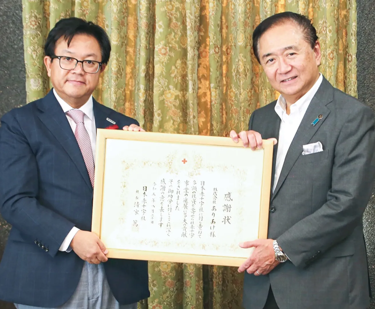 黒岩知事（右）から感謝状を受け取る堀越社長