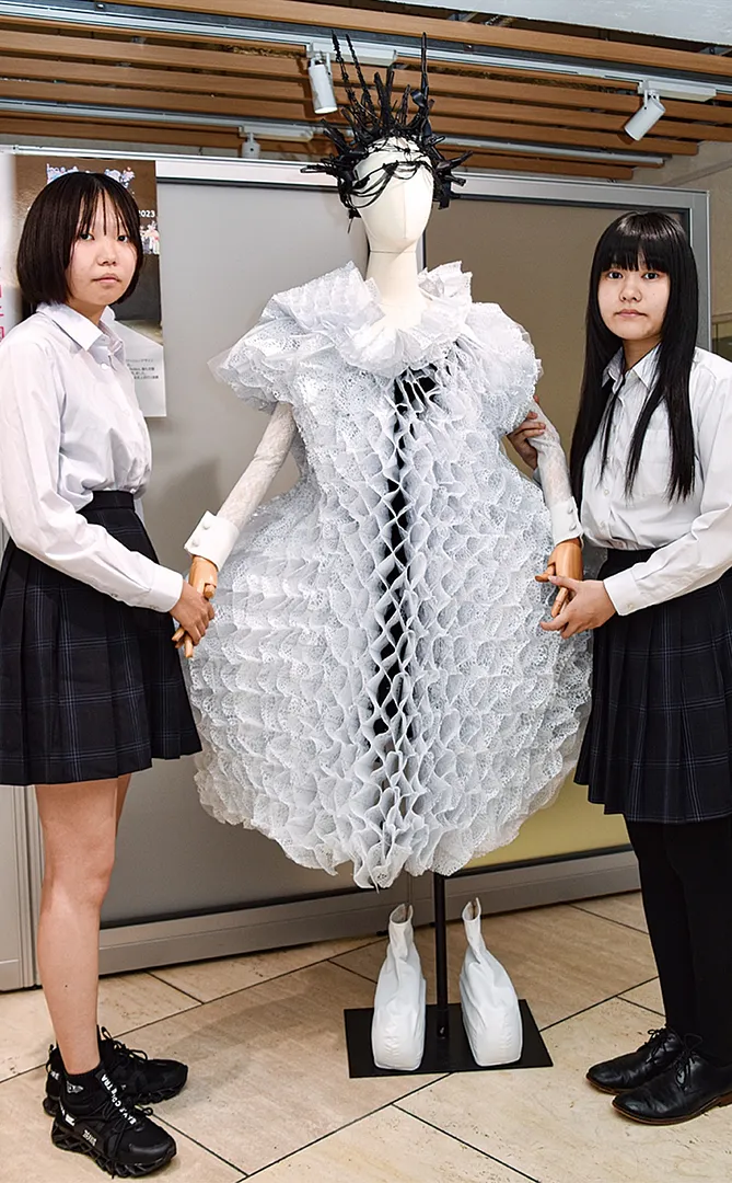 優勝作品「呼吸」。デザインを手がけた茂木さん（右）と最終審査でモデルを務めた秋濱さん