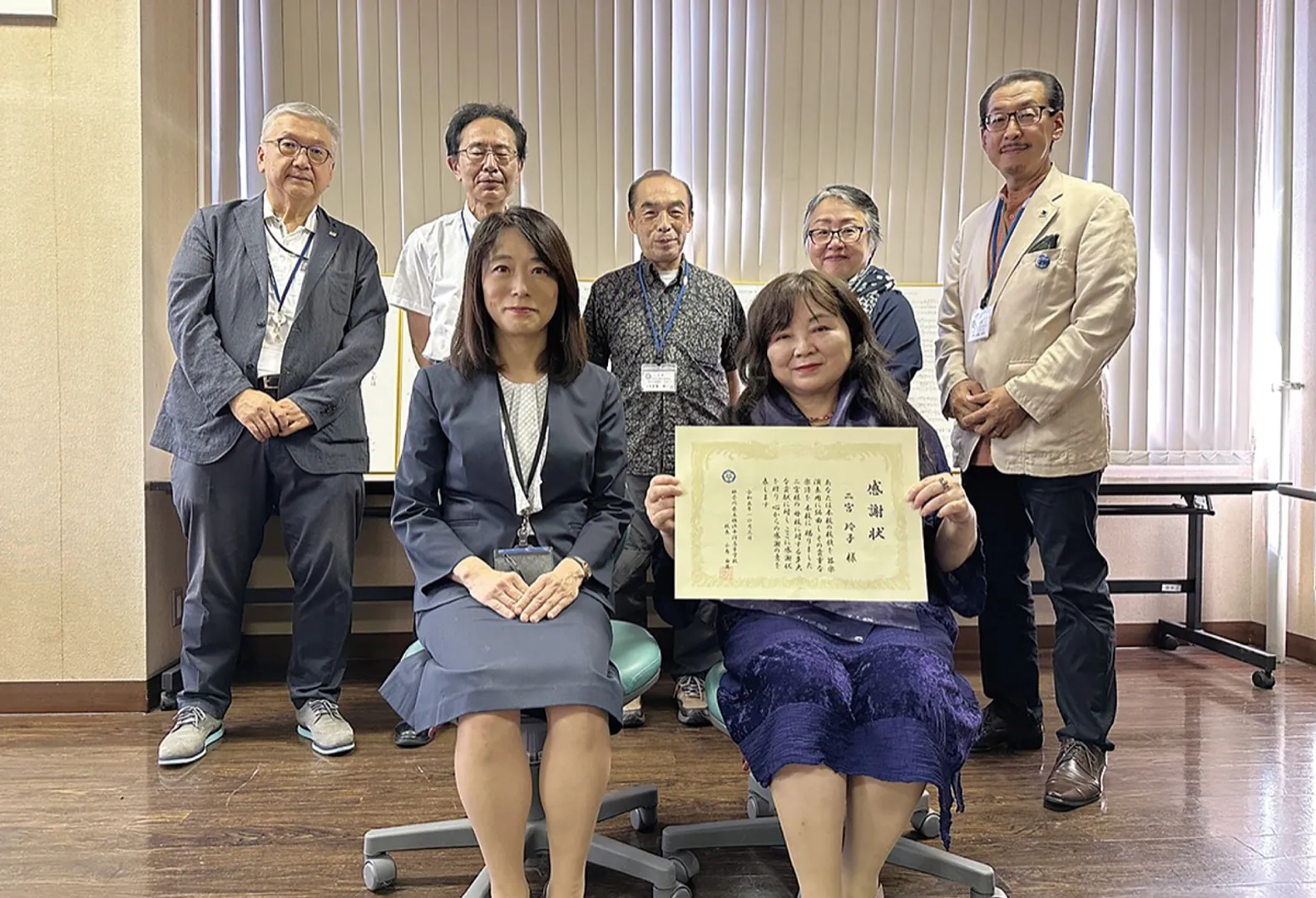 感謝状を手に二宮さん（前列右）と小島校長。後列左から、正木裕二さん、川上司副校長、皆藤愼一さん（平沼高校同窓会・真澄会会長）、加藤未知さん、須藤尚紀さん※写真:真澄会HPより