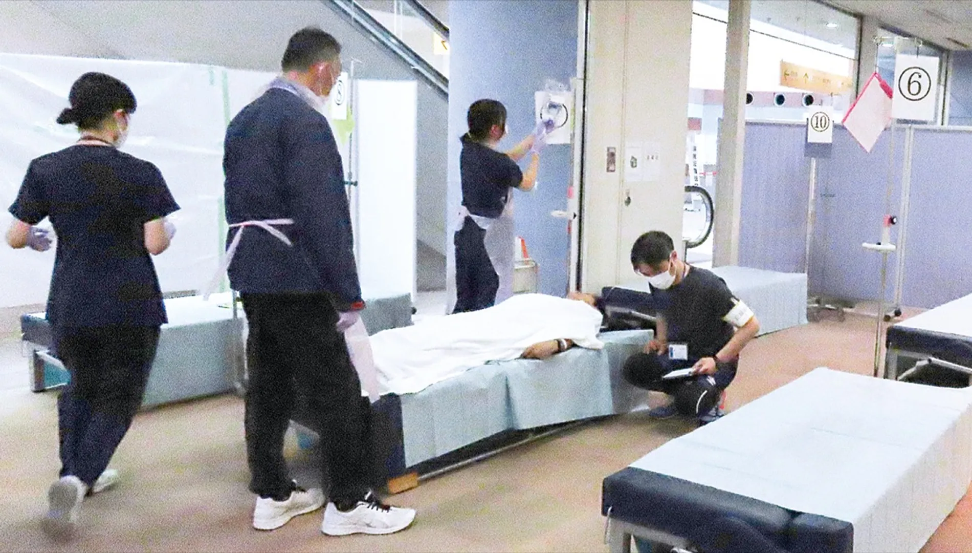 傷病者を受け入れている様子＝同病院提供