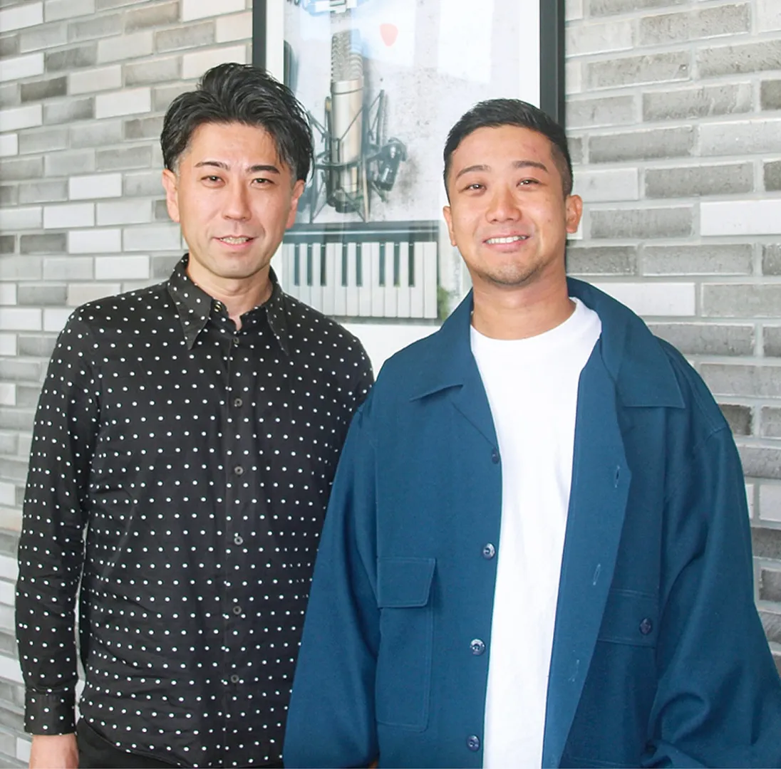平野プロデューサー（左）と公式アンバサダーの瑛人さん